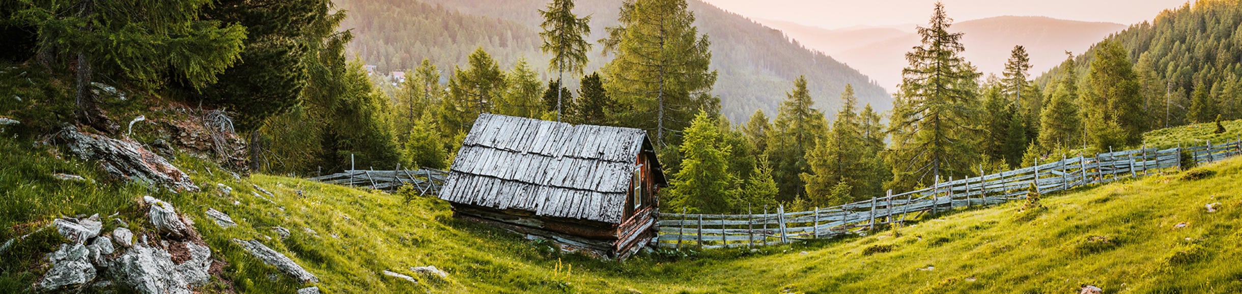brown wooden house in the mountains (c) pexels
